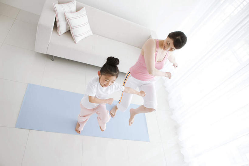 东方人,儿童,两个人,家庭,母亲,女儿,站,伸展双臂,横图,俯视,室内,白天,锻炼,纯洁,运动,沙发,亚洲,服装,毯子,休闲装,黄种人,小孩,衣服,黑色,瑜伽垫,垫子,站着,休闲,温暖,温馨,母女,一家人,休闲服,可爱,母爱,童年,童趣,服饰,和睦,瑜伽毯,童真,烂漫,无邪,体育,天真,年轻女性,女孩,女人,女性,亚洲人,孩子,年轻人,长发,敞开双臂,伸开双臂,展开双肩,站立,张开手臂,张开双臂,彩图,高角度拍摄,全身,健身,融洽,女生,皮沙发