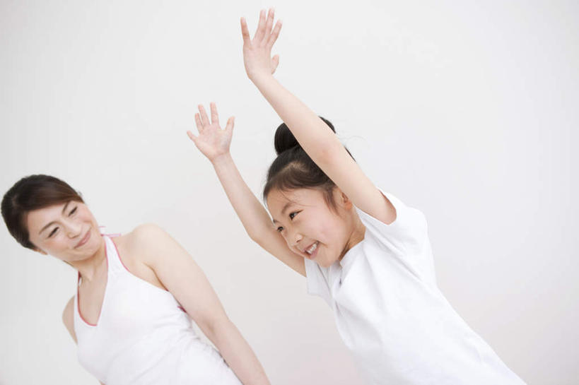 东方人,儿童,两个人,家庭,母亲,女儿,站,举,横图,室内,白天,正面,纯洁,亚洲,墙,黄种人,墙壁,墙面,小孩,托,站着,温暖,温馨,母女,一家人,可爱,母爱,童年,童趣,和睦,童真,烂漫,无邪,天真,年轻女性,女孩,女人,女性,亚洲人,孩子,年轻人,举起,举手,举着,向上举,向上伸,向上托,站立,半身,彩图,融洽,女生