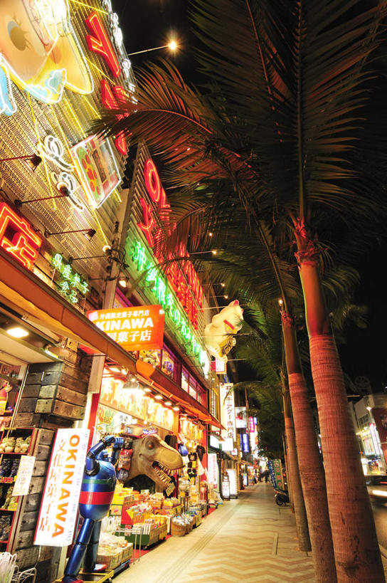 无人,高楼大厦,竖图,彩色,室外,夜晚,仰视,旅游,度假,美景,城市风光,城市,大厦,建筑,摩天大楼,霓虹灯,日本,亚洲,景观,建筑群,灯光,七彩,娱乐,光源,建设,冲绳,霓虹,灯,享受,休闲,景色,放松,冲绳县,照明设备,东亚,琉球群岛,日本国,九州地方,氖灯,彩图,低角度拍摄,大楼,高层建筑,高楼,摩天楼