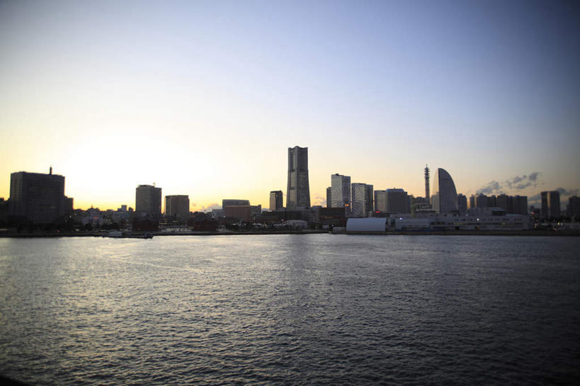 无人,高楼大厦,横图,室外,白天,正面,度假,日出,海浪,海洋,美景,太阳,城市风光,城市,大厦,建筑,摩天大楼,神奈川,日本,亚洲,景观,浪花,建筑群,朝霞,晨曦,黎明,神奈川县,娱乐,建设,蓝色,蓝天,天空,阳光,海水,天,享受,休闲,景色,放松,海景,东亚,本州,关东地方,本州岛,日本国,大海,风浪,海,海水的波动,近岸浪,涌浪,朝阳,彩图,破晓,大楼,高层建筑,高楼,摩天楼