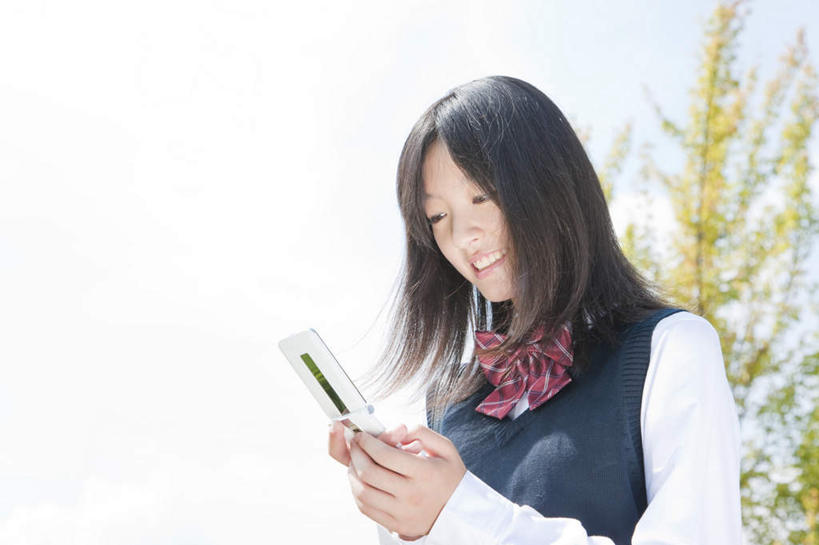 东方人,一个人,站,笑,打电话,微笑,横图,室外,白天,仰视,制服,植物,电话,手机,亚洲,仅一个年轻女性,仅一个女性,仅一个人,阴影,服装,光线,影子,拿,拿着,黄种人,通讯设备,树,树木,绿色,黑色,阳光,自然,站着,校服,生长,成长,操作,学生服,交流,按键,年轻女性,女人,女性,亚洲人,长发,沟通,通话,站立,半身,彩图,低角度拍摄