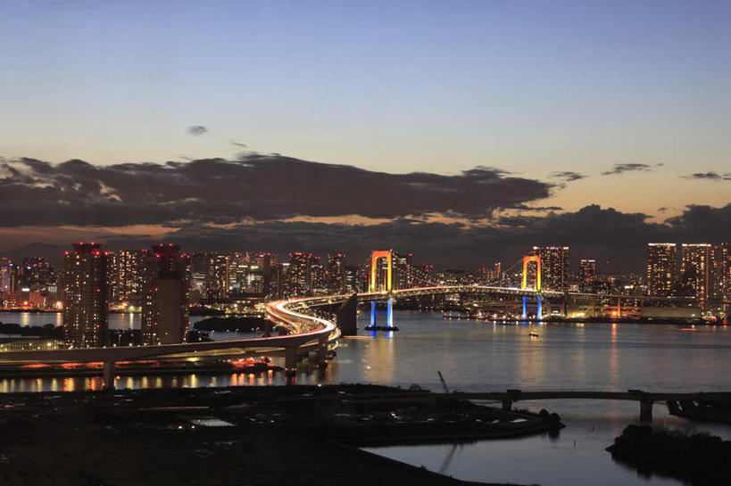 无人,高楼大厦,横图,俯视,航拍,彩色,室外,白天,度假,海浪,海洋,美景,日落,城市风光,城市,大厦,建筑,摩天大楼,霓虹灯,东京,日本,亚洲,景观,浪花,晚霞,霞光,建筑群,灯光,七彩,彩虹大桥,娱乐,光源,建设,霓虹,灯,蓝色,蓝天,天空,海水,黄昏,天,享受,休闲,景色,彩霞,放松,照明设备,鸟瞰,海景,东亚,本州,关东地方,本州岛,日本国,东京都,氖灯,日本彩虹大桥,大海,风浪,海,海水的波动,近岸浪,涌浪,夕阳,彩图,高角度拍摄,大楼,高层建筑,高楼,摩天楼