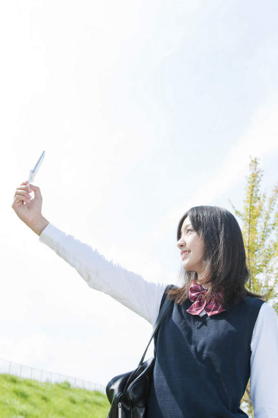 东方人,一个人,站,打电话,竖图,室外,白天,仰视,制服,电话,手机,亚洲,仅一个年轻女性,仅一个女性,仅一个人,阴影,服装,光线,影子,拿,拿着,注视,黄种人,通讯设备,拍照,黑色,阳光,观察,看,站着,校服,摄影,观看,察看,关注,学生服,交流,年轻女性,女人,女性,亚洲人,长发,沟通,通话,站立,半身,彩图,低角度拍摄,照相