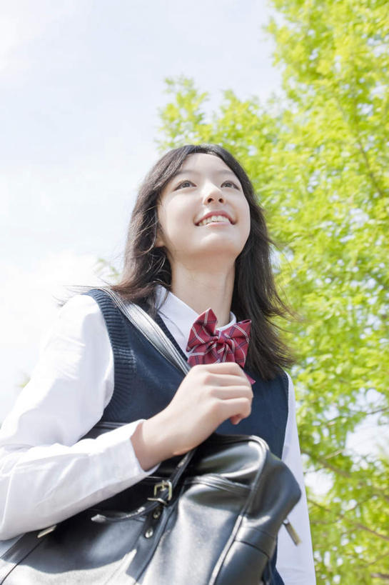 东方人,一个人,站,笑,微笑,露齿笑,竖图,室外,白天,仰视,制服,植物,亚洲,仅一个年轻女性,仅一个女性,仅一个人,阴影,服装,光线,包,书包,影子,拿,拿着,黄种人,树,树木,绿色,黑色,阳光,自然,背包,站着,校服,生长,成长,单肩包,学生服,年轻女性,女人,女性,亚洲人,长发,站立,半身,彩图,低角度拍摄
