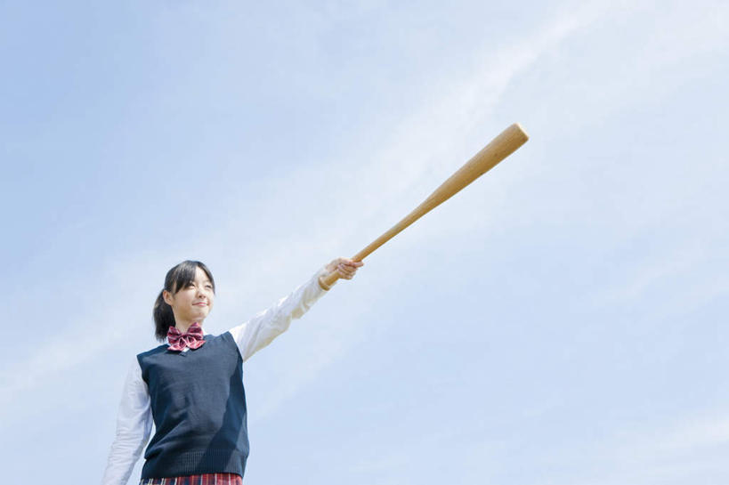 东方人,一个人,站,横图,室外,白天,仰视,制服,亚洲,仅一个年轻女性,仅一个女性,仅一个人,指,服装,棒球棒,云,云朵,球棒,拿,云彩,拿着,注视,黄种人,方向,运动器械,蓝色,黑色,白云,蓝天,天空,天,观察,看,手势,站着,校服,健身器械,晴朗,观看,察看,指向,食指,关注,健身器材,学生服,年轻女性,女人,女性,亚洲人,长发,晴空,站立,半身,彩图,低角度拍摄,运动器材