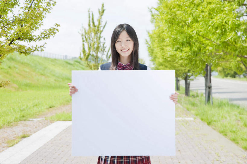 东方人,一个人,站,举,横图,室外,白天,正面,制服,植物,亚洲,仅一个年轻女性,仅一个女性,仅一个人,阴影,服装,光线,影子,黄种人,树,树木,绿色,黑色,阳光,自然,白板,托,站着,校服,生长,成长,记录板,记事板,学生服,年轻女性,女人,女性,亚洲人,长发,举起,举手,举着,向上举,向上伸,向上托,站立,半身,彩图