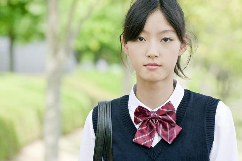 东方人,头发,一个人,学生,站,笑,微笑,露齿笑,横图,室外,白天,正面,制服,草地,草坪,植物,亚洲,仅一个年轻女性,仅一个女性,仅一个人,阴影,服装,朦胧,模糊,光线,包,皮包,影子,注视,黄种人,草,树,树木,一个,红色,绿色,黑色,阳光,自然,蝴蝶结,观察,看,站着,校服,生长,单个,成长,观看,单肩包,察看,关注,学生服,年轻女性,女人,女性,亚洲人,长发,站立,半身,彩图