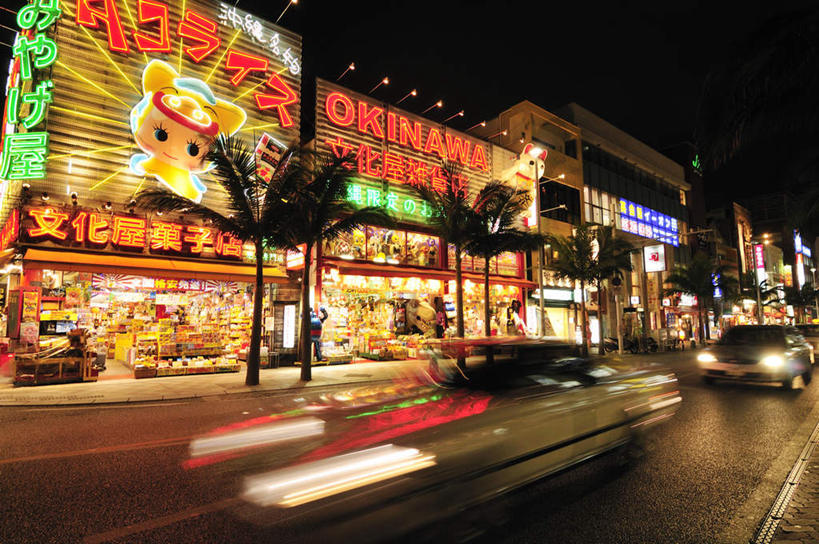 无人,商店,横图,室外,夜晚,正面,购物,旅游,度假,消费,美景,植物,超市,道路,路,路灯,指示牌,公路,汽车,照明,日本,亚洲,标志,文字,景观,灯光,分界线,停车线,交通,娱乐,标识,冲绳,车,灯,树,树木,绿色,黑色,天空,自然,交通工具,轿车,天,驾驶,行驶,享受,休闲,景色,放松,金融,百货,生长,成长,车行道,车行道分界线,操纵,照亮,冲绳县,控制,照明设备,自然风光,载具,标线,选购,贸易,百货公司,东亚,操控,车行线,琉球群岛,日本国,九州地方,血拼,把持,马路,彩图,购物商场,购物中心,商业中心