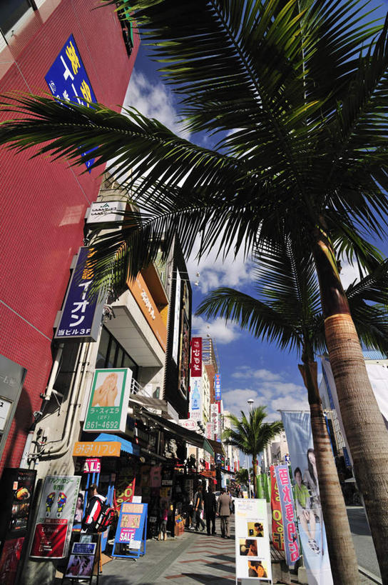 无人,家,商店,竖图,室外,白天,仰视,购物,旅游,度假,消费,美景,植物,超市,道路,路,指示牌,公路,日本,亚洲,许多,阴影,光线,标志,文字,影子,房屋,墙,屋子,景观,云,云朵,交通,云彩,娱乐,标识,冲绳,楼房,墙壁,墙面,住宅,树,树木,蓝色,绿色,白云,蓝天,天空,阳光,自然,天,享受,休闲,景色,放松,金融,百货,生长,成长,冲绳县,自然风光,选购,贸易,百货公司,东亚,琉球群岛,日本国,九州地方,血拼,马路,彩图,低角度拍摄,房子,购物商场,购物中心,商业中心