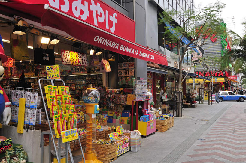 无人,家,商店,横图,室外,白天,正面,购物,旅游,度假,消费,美景,植物,超市,道路,路,指示牌,公路,日本,亚洲,一排,许多,阴影,整齐,光线,标志,商品,文字,影子,房屋,墙,屋子,景观,云,云朵,交通,云彩,娱乐,标识,冲绳,楼房,墙壁,墙面,住宅,树,树木,排列,蓝色,绿色,白云,蓝天,天空,阳光,自然,天,享受,休闲,景色,放松,金融,百货,生长,成长,冲绳县,队列,自然风光,选购,贸易,百货公司,东亚,琉球群岛,日本国,九州地方,血拼,马路,彩图,房子,购物商场,购物中心,商业中心