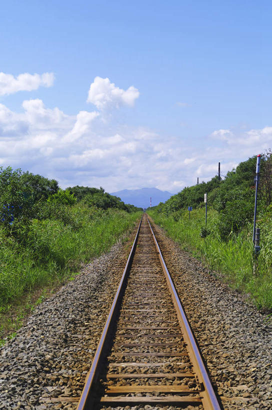 无人,竖图,室外,白天,正面,旅游,度假,草地,草坪,美景,植物,道路,地铁,路,北海道,日本,亚洲,阴影,光线,影子,景观,云,云朵,小路,轨道交通,交通,云彩,娱乐,草,树,树木,蓝色,绿色,白云,蓝天,天空,阳光,自然,天,享受,休闲,景色,放松,乡间小路,生长,成长,自然风光,东亚,日本国,北海道地方,北海道岛,彩图,地铁机动车,地下铁,轻轨