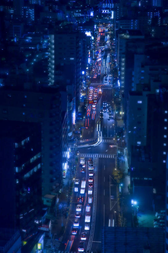 无人,高楼大厦,竖图,俯视,航拍,室外,夜晚,旅游,度假,草地,草坪,美景,植物,大桥,大厦,道路,建筑,立交桥,路,路灯,摩天大楼,桥梁,公路,汽车,照明,一排,许多,整齐,景观,高架,斜拉桥,桥,灯光,交通,娱乐,车,灯,草,树,树木,排列,绿色,自然,交通工具,轿车,享受,休闲,景色,放松,生长,成长,照亮,照明设备,鸟瞰,队列,自然风光,载具,马路,彩图,高角度拍摄,大楼,高层建筑,高楼,摩天楼