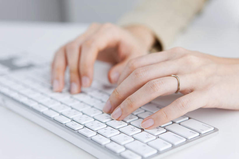 东方人,手,一个人,坐,摸,横图,俯视,室内,特写,白天,爱情,电脑,笔记本电脑,桌子,亚洲,双手,仅一个年轻女性,仅一个女性,仅一个人,抚摸,敲打,朦胧,模糊,网络,办公桌,浪漫,黄种人,输入,通讯设备,装饰品,一个,戒指,饰品,首饰,打字,手部,恩爱,单个,点击,敲击,信物,无线,权利,通信设备,无线网络,无线上网,便携式电脑,手饰,按键,手提电脑,年轻女性,女人,女性,亚洲人,触摸,接触,坐着,半身,彩图,高角度拍摄