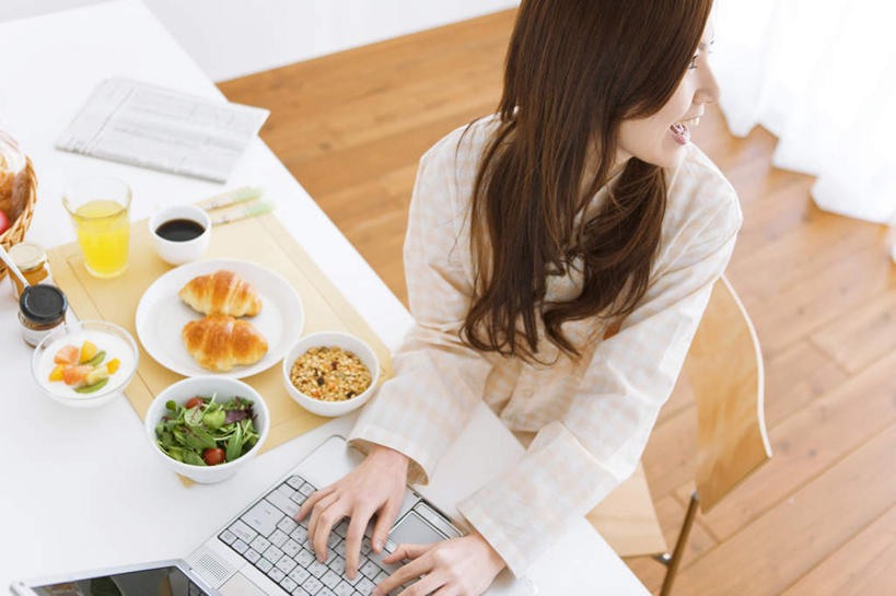 点心,面包,东方人,头发,一个人,坐,笑,微笑,露齿笑,横图,俯视,室内,白天,电脑,笔记本电脑,地板,桌子,蔬菜,西红柿,杯子,餐具,亚洲,仅一个年轻女性,仅一个女性,仅一个人,敲打,服装,新鲜,网络,瓷器,碟子,盘,办公桌,生菜,莴苣,食品,面点,咖啡杯,陶瓷制品,地面,扭头,注视,休闲装,黄种人,输入,通讯设备,木地板,食物,糕点,衣服,白色,黑色,盘子,碟,打字,观察,看,靠,靠着,倚靠,转头,休闲,休闲服,服饰,有机食品,绿色食品,观看,点击,敲击,察看,无线,倚着,关注,瓷杯,通信设备,无线网络,无线上网,便携式电脑,春菜,鹅仔菜,莴仔菜,千金菜,叶用莴苣,按键,手提电脑,年轻女性,女人,女性,亚洲人,长发,樱桃番茄,圣女果,番茄,坐着,半身,彩图,高角度拍摄