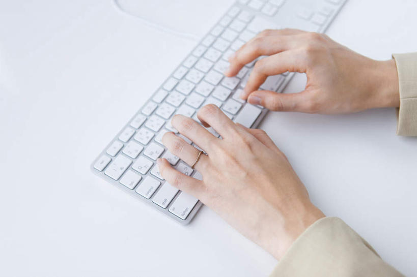 东方人,手,一个人,坐,摸,横图,俯视,室内,特写,白天,爱情,键盘,桌面,亚洲,双手,仅一个年轻女性,仅一个女性,仅一个人,一排,许多,抚摸,敲打,服装,整齐,浪漫,休闲装,黄种人,输入,输入设备,通讯设备,装饰品,排列,一个,衣服,白色,灰色,戒指,饰品,首饰,打字,休闲,手部,休闲服,恩爱,服饰,单个,点击,敲击,信物,权利,队列,通信设备,手饰,按键,年轻女性,女人,女性,亚洲人,触摸,接触,坐着,半身,彩图,高角度拍摄