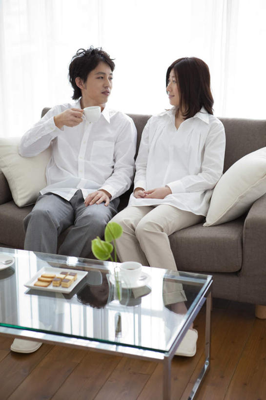 东方人,头发,两个人,家庭,夫妻,客厅,坐,捧,笑,微笑,露齿笑,竖图,俯视,室内,白天,爱情,植物,窗户,地板,落地窗,沙发,杯子,亚洲,握,阴影,服装,光线,瓷器,盆栽,影子,咖啡杯,盆景,陶瓷制品,地面,浪漫,拿,拿着,注视,休闲装,黄种人,木地板,玻璃窗,相视,衣服,绿色,白色,黑色,阳光,自然,观察,看,靠,靠着,倚靠,休闲,温暖,温馨,一家人,面对面,休闲服,恩爱,握着,恋人,服饰,生长,成长,观看,对视,和睦,察看,起居室,倚着,关注,瓷杯,相对,布艺沙发,相看,男人,男性,年轻男性,年轻女性,女人,女性,亚洲人,夫妇,情侣,端,端着,捧着,手捧,坐着,半身,彩图,高角度拍摄,伴侣,融洽