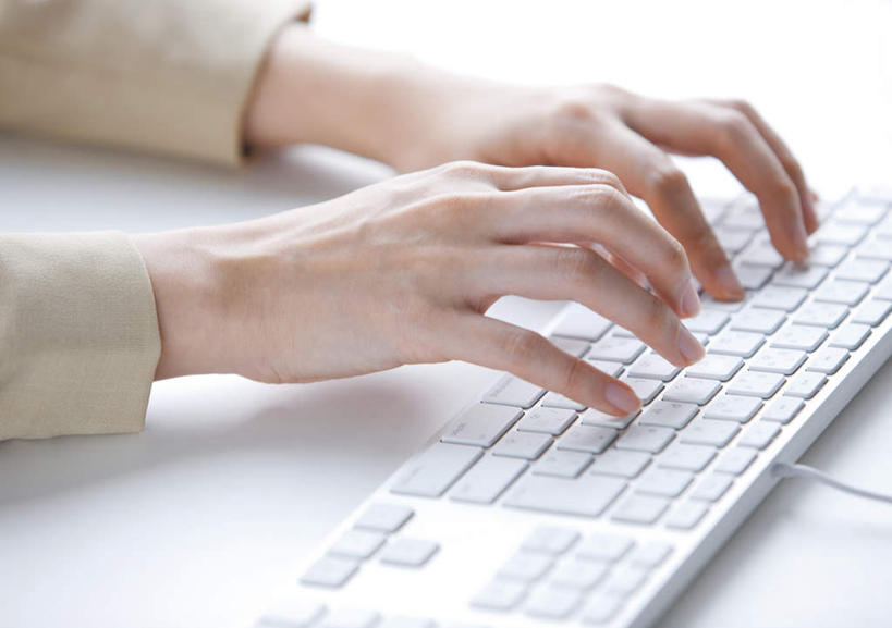 东方人,手,一个人,坐,摸,横图,俯视,室内,特写,白天,键盘,桌面,亚洲,双手,仅一个年轻女性,仅一个女性,仅一个人,一排,许多,抚摸,敲打,阴影,服装,整齐,光线,影子,休闲装,黄种人,输入,输入设备,通讯设备,排列,衣服,白色,灰色,阳光,打字,休闲,手部,休闲服,服饰,点击,敲击,队列,通信设备,按键,年轻女性,女人,女性,亚洲人,触摸,接触,坐着,半身,彩图,高角度拍摄