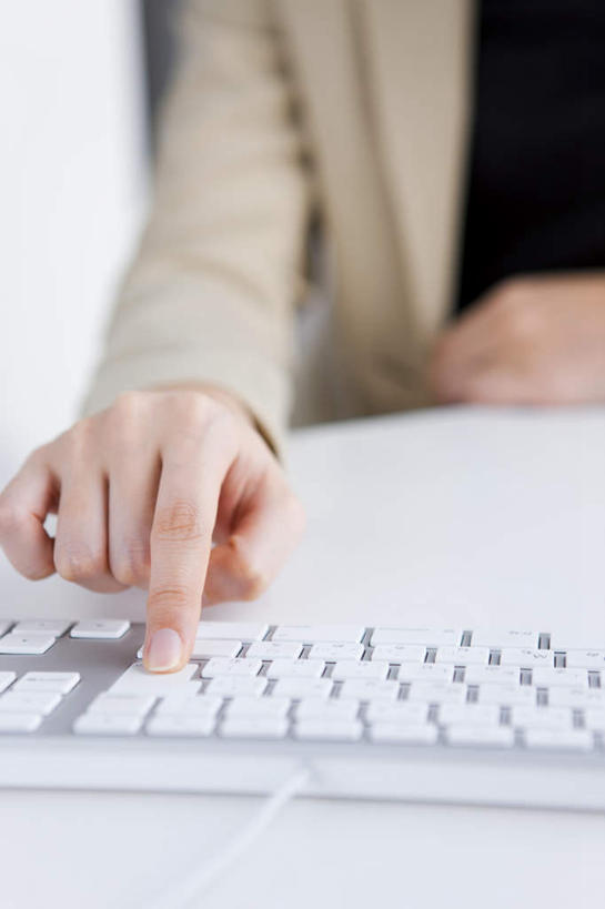 东方人,手,一个人,商务人士,商务女性,坐,摸,竖图,俯视,室内,特写,白天,键盘,桌面,亚洲,仅一个年轻女性,仅一个女性,仅一个人,一排,许多,撑,抚摸,敲打,阴影,套装,服装,朦胧,模糊,整齐,光线,影子,休闲装,黄种人,输入,输入设备,通讯设备,排列,衣服,白色,灰色,阳光,打字,靠,靠着,倚靠,休闲,手部,休闲服,服饰,点击,敲击,撑着,倚着,队列,通信设备,商务装,工薪阶层,按键,年轻女性,女人,女性,亚洲人,白领,上班族,触摸,接触,坐着,半身,彩图,高角度拍摄