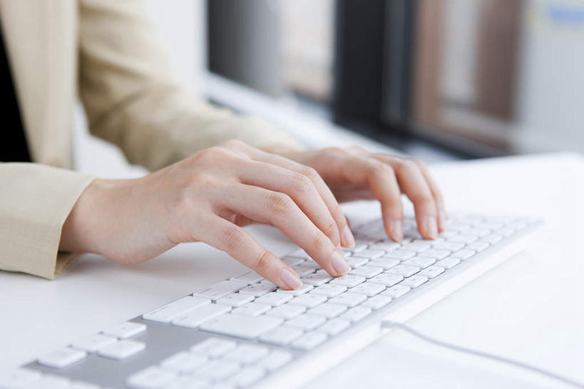 东方人,手,一个人,商务人士,商务女性,坐,摸,横图,俯视,室内,特写,白天,键盘,桌面,亚洲,仅一个年轻女性,仅一个女性,仅一个人,一排,许多,抚摸,敲打,阴影,套装,服装,朦胧,模糊,整齐,光线,瓷砖,地砖,影子,墙,地面,休闲装,黄种人,输入,输入设备,通讯设备,墙壁,墙面,排列,衣服,灰色,阳光,打字,靠,靠着,倚靠,休闲,手部,休闲服,服饰,点击,敲击,倚着,队列,通信设备,商务装,工薪阶层,按键,年轻女性,女人,女性,亚洲人,白领,上班族,触摸,接触,坐着,半身,彩图,高角度拍摄