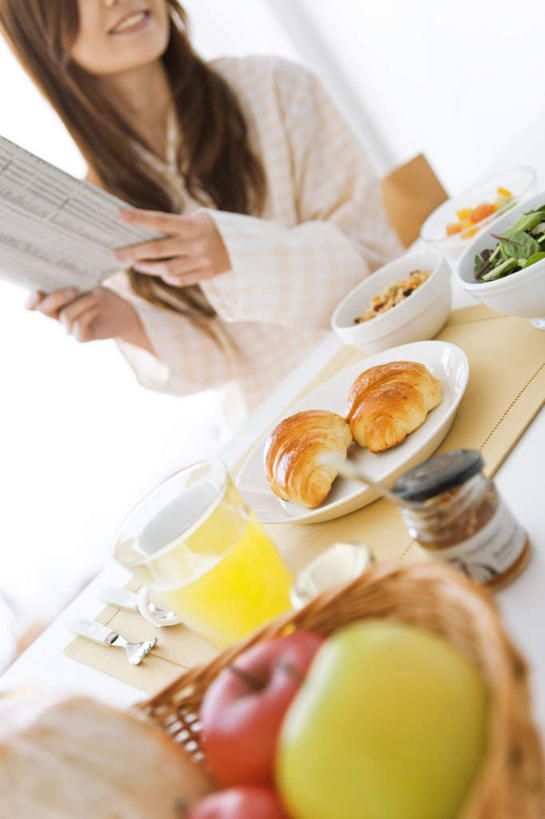 点心,面包,东方人,头发,一个人,坐,捧,笑,摸,微笑,露齿笑,竖图,俯视,室内,白天,地板,桌子,苹果,蔬菜,西红柿,报纸,杯子,餐具,水果,亚洲,仅一个年轻女性,仅一个女性,仅一个人,一张,抚摸,握,服装,新鲜,信息,瓷器,碟子,盘,办公桌,生菜,莴苣,生食,食品,面点,果实,咖啡杯,陶瓷制品,地面,拿,拿着,扭头,注视,休闲装,黄种人,木地板,食物,糕点,三个,衣服,白色,黑色,盘子,碟,观察,看,靠,靠着,倚靠,转头,休闲,休闲服,握着,服饰,有机食品,绿色食品,观看,新闻,察看,倚着,关注,瓷杯,春菜,鹅仔菜,莴仔菜,千金菜,叶用莴苣,年轻女性,女人,女性,亚洲人,长发,樱桃番茄,圣女果,番茄,触摸,端,端着,接触,捧着,手捧,坐着,半身,彩图,高角度拍摄,报刊