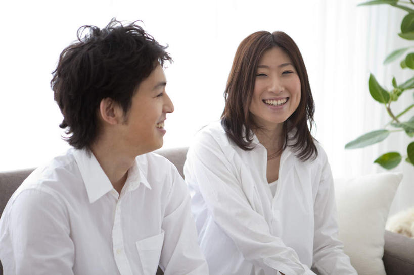 东方人,头发,两个人,家庭,夫妻,坐,笑,微笑,露齿笑,横图,俯视,室内,白天,仰视,爱情,植物,窗户,窗帘,靠垫,落地窗,沙发,亚洲,服装,盆栽,墙,靠枕,盆景,浪漫,注视,休闲装,黄种人,玻璃窗,墙壁,墙面,两个,衣服,绿色,白色,黑色,自然,垫子,枕头,观察,看,靠,靠着,倚靠,休闲,温暖,温馨,一家人,休闲服,恩爱,恋人,服饰,生长,成长,观看,和睦,察看,倚着,关注,布艺沙发,男人,男性,年轻男性,年轻女性,女人,女性,亚洲人,长发,夫妇,情侣,坐着,半身,彩图,低角度拍摄,高角度拍摄,伴侣,融洽