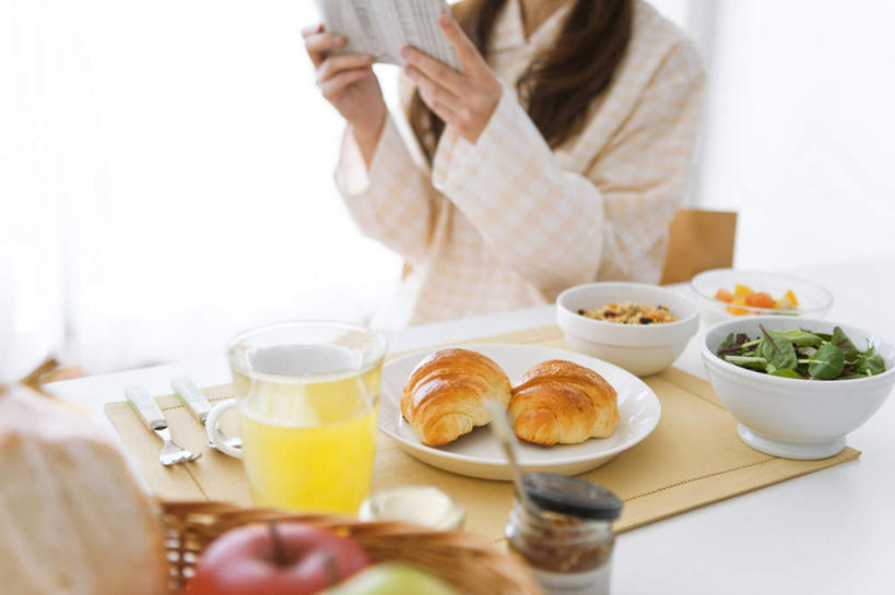 点心,面包,东方人,头发,一个人,坐,捧,笑,摸,微笑,露齿笑,横图,俯视,室内,白天,地板,桌子,苹果,蔬菜,西红柿,报纸,杯子,餐具,水果,亚洲,仅一个年轻女性,仅一个女性,仅一个人,一张,抚摸,握,服装,新鲜,信息,瓷器,碟子,盘,办公桌,生菜,莴苣,生食,食品,面点,果实,咖啡杯,陶瓷制品,地面,拿,拿着,扭头,注视,休闲装,黄种人,木地板,食物,糕点,三个,衣服,白色,黑色,盘子,碟,观察,看,靠,靠着,倚靠,转头,休闲,休闲服,握着,服饰,有机食品,绿色食品,观看,新闻,察看,倚着,关注,瓷杯,春菜,鹅仔菜,莴仔菜,千金菜,叶用莴苣,年轻女性,女人,女性,亚洲人,长发,樱桃番茄,圣女果,番茄,触摸,端,端着,接触,捧着,手捧,坐着,半身,彩图,高角度拍摄,报刊