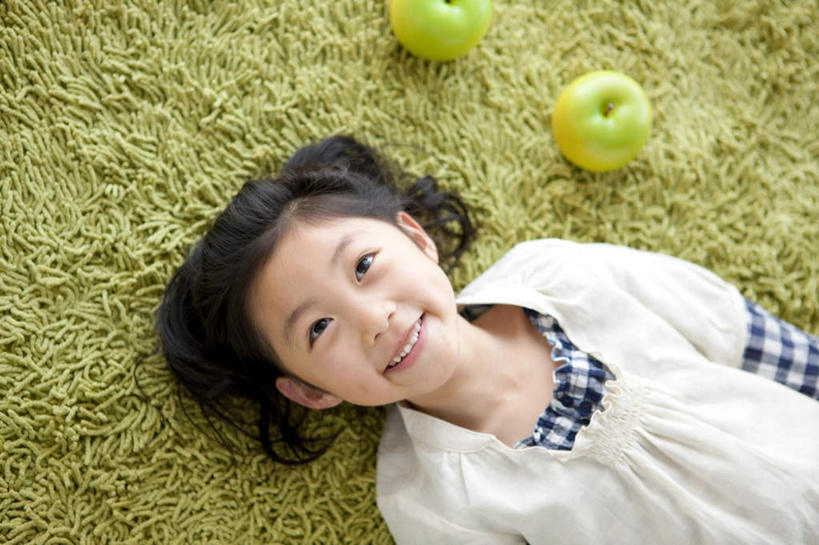 东方人,儿童,头发,一个人,躺,笑,微笑,露齿笑,横图,俯视,室外,白天,纯洁,草地,草坪,植物,苹果,水果,亚洲,仅一个女性,仅一个人,服装,新鲜,生食,食品,果实,注视,休闲装,黄种人,草,食物,两个,小孩,衣服,绿色,黑色,灰色,观察,看,仅一个小孩,休闲,休闲服,可爱,童年,童趣,服饰,有机食品,绿色食品,观看,察看,关注,童真,烂漫,无邪,卧着,天真,女孩,女人,女性,亚洲人,孩子,长发,躺着,卧,半身,彩图,高角度拍摄,女生