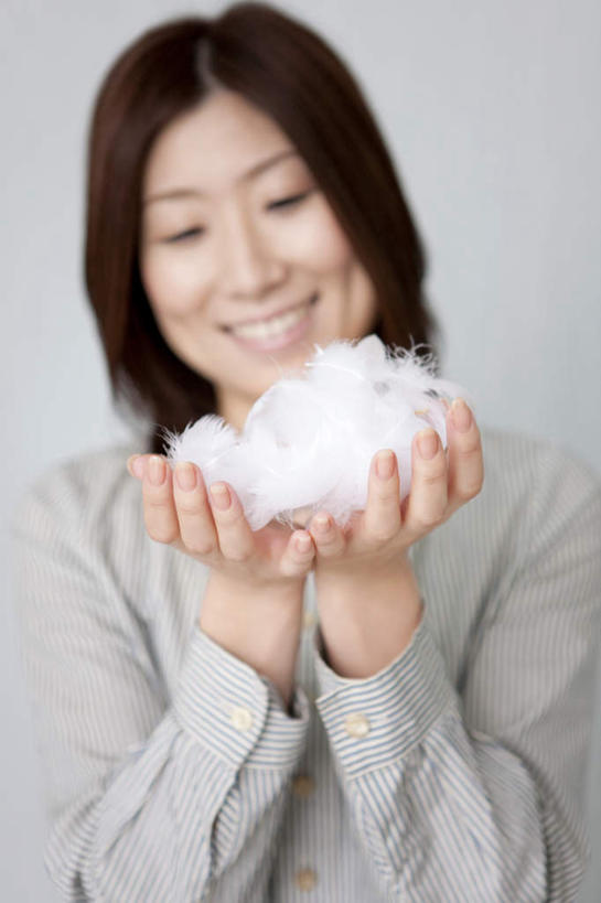 东方人,头发,一个人,站,捧,笑,摸,微笑,露齿笑,竖图,室内,白天,正面,羽毛,亚洲,仅一个年轻女性,仅一个女性,仅一个人,一堆,许多,抚摸,握,阴影,堆叠,堆积,灰色背景,服装,轻盈,柔软,光线,影子,拿,拿着,注视,休闲装,黄种人,衣服,白色,黑色,灰色,阳光,观察,看,站着,休闲,休闲服,握着,摄影,服饰,影棚,观看,堆,察看,关注,轻柔,年轻女性,女人,女性,亚洲人,长发,触摸,端,端着,接触,捧着,手捧,站立,半身,彩图,影棚拍摄,拍摄