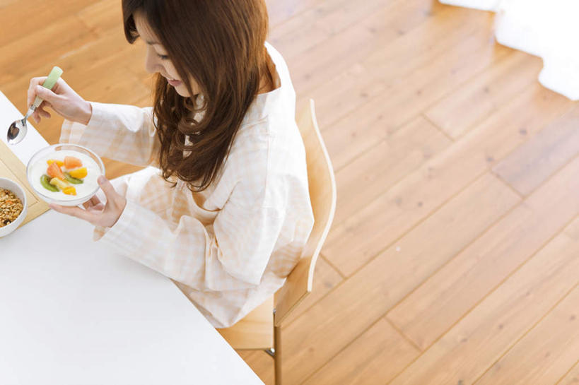 牛奶,东方人,头发,一个人,客厅,坐,捧,笑,摸,吃,微笑,露齿笑,横图,俯视,室内,白天,餐桌,窗户,窗帘,地板,落地窗,桌子,苹果,猕猴桃,蔬菜,餐具,椅子,亚洲,仅一个年轻女性,仅一个女性,仅一个人,抚摸,握,阴影,服装,新鲜,光线,碟子,盘,影子,木椅,食品,地面,饮品,营养,拿,拿着,注视,休闲装,黄种人,酸奶,木地板,玻璃窗,食物,饮料,衣服,白色,黑色,阳光,盘子,碟,低头,观察,看,靠,靠着,倚靠,休闲,休闲服,握着,服饰,有机食品,绿色食品,餐台,观看,察看,乳制品,起居室,倚着,奶,关注,发酵,优格,优酪乳,年轻女性,女人,女性,亚洲人,长发,奇异果,猕猴梨,触摸,端,端着,接触,嚼,捧着,食,手捧,坐着,半身,彩图,高角度拍摄