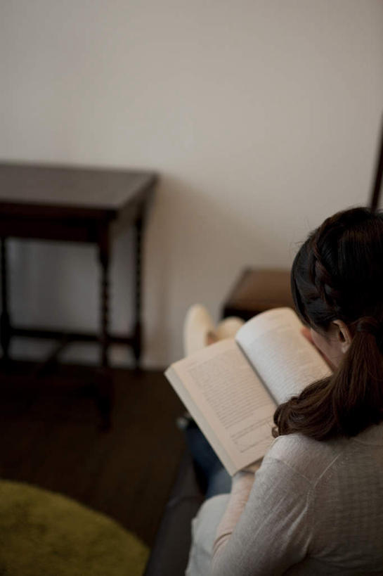 东方人,头发,一个人,客厅,坐,捧,笑,摸,微笑,露齿笑,竖图,俯视,室内,白天,阅读,沙发,桌子,报纸,书籍,椅子,亚洲,仅一个年轻女性,仅一个女性,仅一个人,一本,抚摸,握,学习,服装,木椅,墙,拿,拿着,注视,休闲装,黄种人,书桌,墙壁,墙面,衣服,白色,黑色,课桌,低头,观察,看,靠,靠着,倚靠,休闲,休闲服,浏览,握着,服饰,观看,察看,起居室,倚着,关注,布艺沙发,年轻女性,女人,女性,亚洲人,长发,书,图书,触摸,端,端着,接触,捧着,手捧,坐着,半身,彩图,高角度拍摄