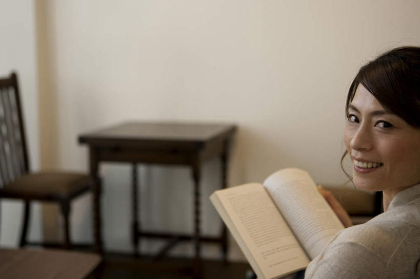 东方人,头发,一个人,客厅,坐,捧,笑,摸,微笑,露齿笑,横图,俯视,室内,白天,阅读,沙发,桌子,报纸,书籍,椅子,亚洲,仅一个年轻女性,仅一个女性,仅一个人,一本,抚摸,握,学习,服装,木椅,墙,拿,拿着,扭头,注视,休闲装,黄种人,书桌,墙壁,墙面,衣服,白色,黑色,课桌,低头,观察,看,靠,靠着,倚靠,转头,休闲,休闲服,浏览,握着,服饰,观看,察看,起居室,倚着,关注,布艺沙发,年轻女性,女人,女性,亚洲人,长发,书,图书,触摸,端,端着,接触,捧着,手捧,坐着,半身,彩图,高角度拍摄