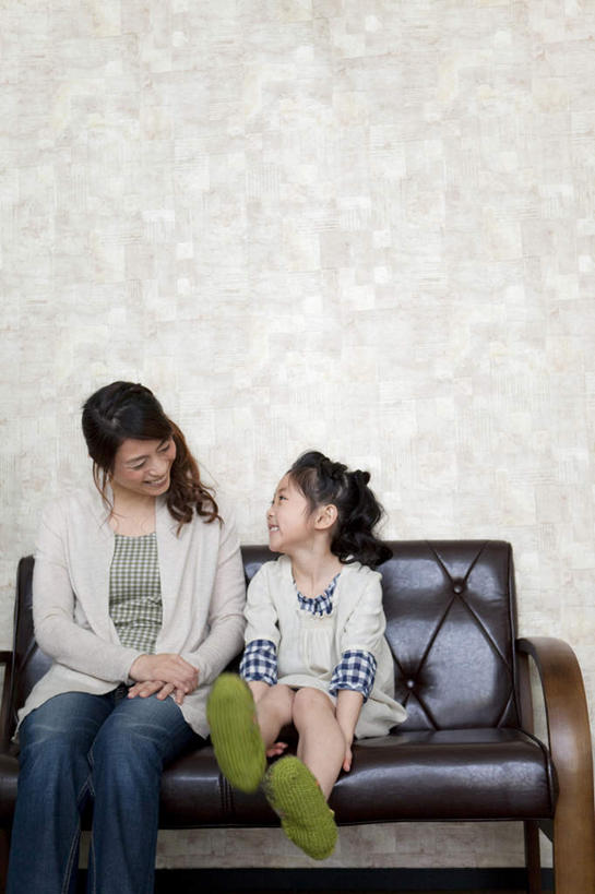 东方人,儿童,头发,两个人,家庭,母亲,女儿,坐,笑,摸,微笑,露齿笑,竖图,室内,白天,正面,纯洁,地板,沙发,亚洲,抚摸,阴影,服装,光线,影子,墙,褐色,地面,扭头,注视,休闲装,黄种人,木地板,相视,墙壁,墙面,小孩,衣服,白色,黑色,阳光,观察,看,靠,靠着,倚靠,转头,休闲,温暖,温馨,母女,一家人,面对面,休闲服,可爱,母爱,童年,童趣,服饰,观看,对视,和睦,察看,倚着,关注,相对,布艺沙发,童真,烂漫,无邪,相看,天真,年轻女性,女孩,女人,女性,亚洲人,孩子,年轻人,长发,触摸,接触,坐着,半身,彩图,融洽,女生