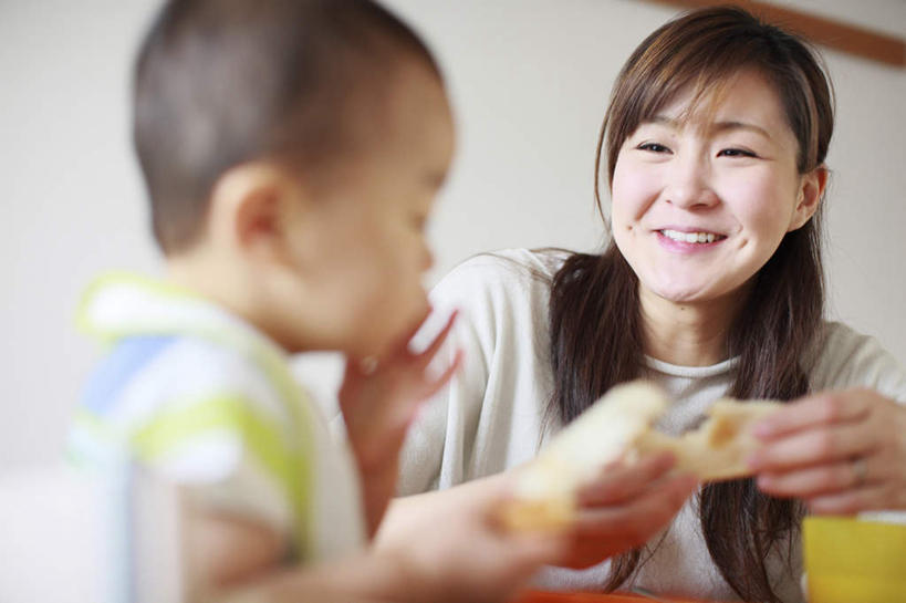 点心,面包,东方人,婴儿,儿童,头发,两个人,家庭,母亲,儿子,坐,捧,笑,摸,吃,微笑,露齿笑,横图,室内,白天,正面,纯洁,椅子,亚洲,一块,抚摸,握,阴影,服装,朦胧,模糊,光线,影子,木椅,墙,食品,面点,拿,拿着,注视,休闲装,黄种人,墙壁,墙面,食物,糕点,小孩,衣服,白色,黑色,阳光,观察,看,休闲,温暖,温馨,母子,一家人,休闲服,可爱,母爱,童年,童趣,握着,服饰,观看,和睦,察看,关注,宝宝,童真,烂漫,无邪,天真,男孩,年轻女性,女人,女性,亚洲人,孩子,年轻人,长发,触摸,端,端着,接触,嚼,捧着,食,手捧,坐着,半身,彩图,融洽,男生