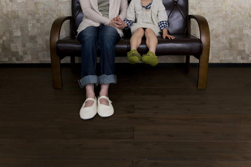 东方人,儿童,头发,两个人,家庭,母亲,女儿,坐,笑,摸,微笑,露齿笑,横图,俯视,室内,白天,纯洁,地板,沙发,亚洲,抚摸,阴影,服装,光线,影子,墙,褐色,地面,扭头,注视,休闲装,黄种人,木地板,相视,墙壁,墙面,小孩,衣服,白色,黑色,阳光,观察,看,靠,靠着,倚靠,转头,休闲,温暖,温馨,母女,一家人,面对面,休闲服,可爱,母爱,童年,童趣,服饰,观看,对视,和睦,察看,倚着,关注,相对,布艺沙发,童真,烂漫,无邪,相看,天真,年轻女性,女孩,女人,女性,亚洲人,孩子,年轻人,长发,触摸,接触,坐着,半身,彩图,高角度拍摄,融洽,女生