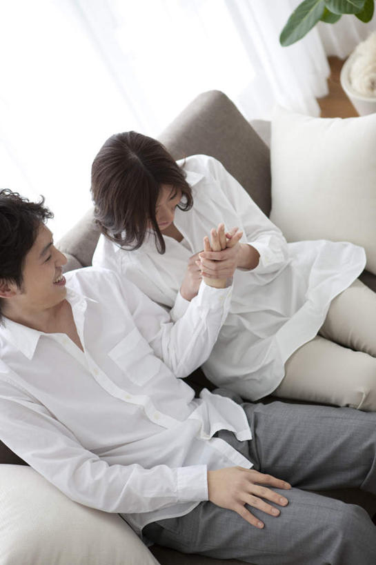 东方人,头发,两个人,家庭,夫妻,客厅,坐,握手,笑,微笑,露齿笑,竖图,俯视,室内,白天,爱情,植物,窗户,地板,靠垫,落地窗,沙发,亚洲,阴影,服装,光线,盆栽,影子,墙,靠枕,盆景,地面,浪漫,注视,休闲装,黄种人,木地板,玻璃窗,墙壁,墙面,一个,衣服,绿色,白色,黑色,阳光,自然,垫子,枕头,低头,观察,看,靠,靠着,倚靠,张嘴,休闲,温暖,温馨,一家人,休闲服,恩爱,恋人,服饰,生长,单个,成长,观看,和睦,察看,起居室,倚着,关注,张大嘴巴,布艺沙发,男人,男性,年轻男性,年轻女性,女人,女性,亚洲人,卷发,夫妇,情侣,张开嘴,拉手,手拉手,手握手,坐着,半身,彩图,高角度拍摄,伴侣,融洽