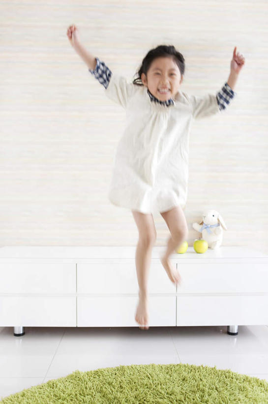 东方人,儿童,头发,一个人,站,跳,举,伸展双臂,笑,微笑,露齿笑,竖图,室内,白天,正面,纯洁,植物,沙发,亚洲,仅一个女性,仅一个人,服装,毛毯,盆栽,毯子,墙,盆景,半空,注视,休闲装,黄种人,墙壁,墙面,一个,小孩,衣服,绿色,白色,黑色,自然,观察,看,托,站着,仅一个小孩,休闲,休闲服,可爱,童年,童趣,服饰,生长,单个,成长,观看,察看,关注,布艺沙发,童真,烂漫,无邪,天真,女孩,女人,女性,亚洲人,孩子,长发,敞开双臂,举起,举手,举着,伸开双臂,跳跃,向上举,向上伸,向上托,展开双肩,站立,张开手臂,张开双臂,彩图,全身,女生