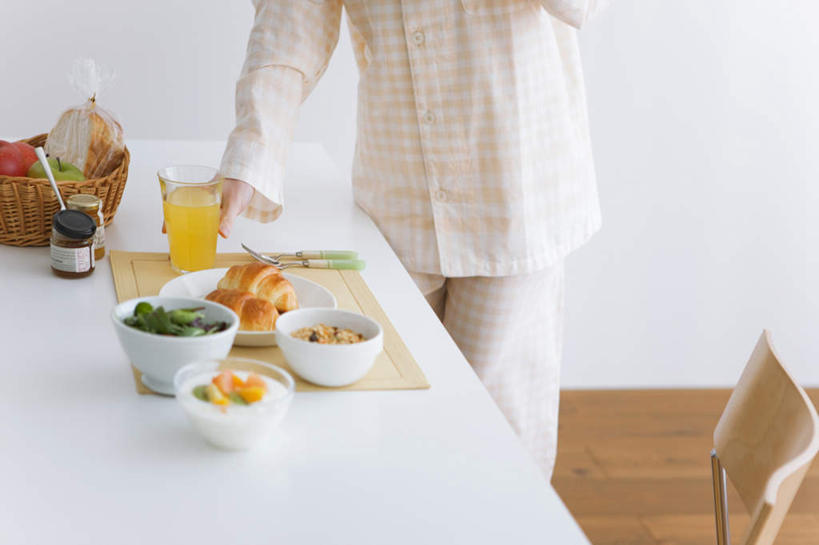 点心,面包,牛奶,东方人,头发,一个人,客厅,站,捧,摸,吃,横图,俯视,室内,白天,餐桌,窗户,窗帘,地板,落地窗,桌子,苹果,猕猴桃,蔬菜,西红柿,餐具,椅子,亚洲,仅一个年轻女性,仅一个女性,仅一个人,抚摸,握,阴影,服装,新鲜,光线,碟子,盘,影子,木椅,生菜,莴苣,食品,面点,地面,饮品,营养,拿,拿着,休闲装,黄种人,酸奶,木地板,玻璃窗,食物,糕点,饮料,两个,衣服,白色,黑色,阳光,盘子,碟,低头,站着,休闲,休闲服,握着,服饰,有机食品,绿色食品,餐台,乳制品,起居室,奶,发酵,春菜,鹅仔菜,莴仔菜,千金菜,叶用莴苣,优格,优酪乳,年轻女性,女人,女性,亚洲人,长发,奇异果,猕猴梨,樱桃番茄,圣女果,番茄,触摸,端,端着,接触,嚼,捧着,食,手捧,站立,半身,彩图,高角度拍摄