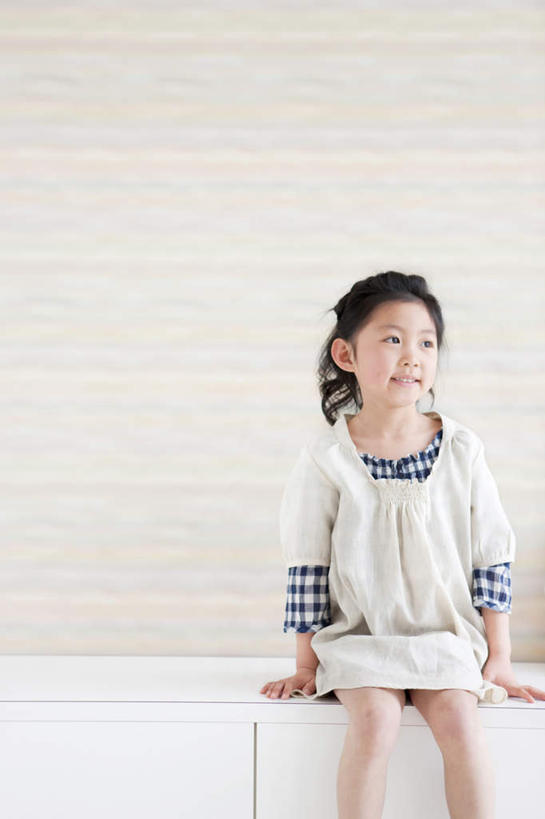 东方人,儿童,头发,一个人,坐,笑,微笑,露齿笑,竖图,室内,白天,正面,纯洁,亚洲,仅一个女性,仅一个人,阴影,服装,光线,瓷砖,地砖,影子,墙,地面,扭头,注视,休闲装,黄种人,墙壁,墙面,小孩,衣服,白色,黑色,阳光,观察,看,转头,仅一个小孩,休闲,休闲服,可爱,童年,童趣,服饰,观看,察看,关注,童真,烂漫,无邪,天真,女孩,女人,女性,亚洲人,孩子,长发,坐着,半身,彩图,女生
