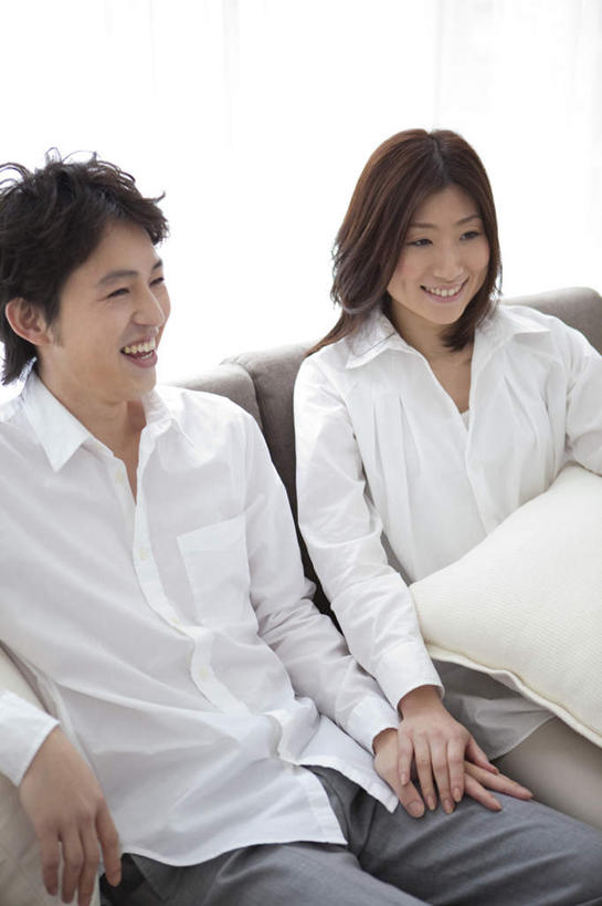 东方人,头发,两个人,家庭,夫妻,客厅,坐,握手,笑,微笑,露齿笑,竖图,俯视,室内,白天,爱情,植物,窗户,地板,靠垫,落地窗,沙发,亚洲,阴影,服装,光线,盆栽,影子,墙,靠枕,盆景,地面,浪漫,注视,休闲装,黄种人,木地板,玻璃窗,墙壁,墙面,一个,衣服,绿色,白色,黑色,阳光,自然,垫子,枕头,低头,观察,看,靠,靠着,倚靠,张嘴,休闲,温暖,温馨,一家人,休闲服,恩爱,恋人,服饰,生长,单个,成长,观看,和睦,察看,起居室,倚着,关注,张大嘴巴,布艺沙发,男人,男性,年轻男性,年轻女性,女人,女性,亚洲人,卷发,夫妇,情侣,张开嘴,拉手,手拉手,手握手,坐着,半身,彩图,高角度拍摄,伴侣,融洽