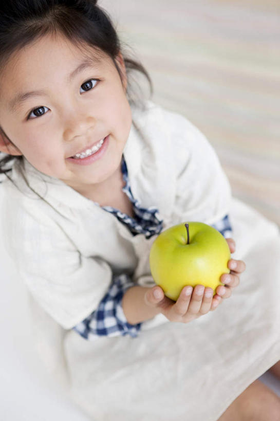 东方人,儿童,头发,一个人,坐,捧,笑,摸,微笑,露齿笑,竖图,俯视,室内,白天,纯洁,苹果,水果,亚洲,仅一个女性,仅一个人,抚摸,握,阴影,服装,新鲜,光线,瓷砖,地砖,影子,墙,生食,食品,果实,地面,拿,拿着,注视,休闲装,黄种人,墙壁,墙面,食物,一个,小孩,衣服,绿色,白色,黑色,阳光,观察,看,仅一个小孩,休闲,休闲服,可爱,童年,童趣,握着,服饰,有机食品,绿色食品,单个,观看,察看,关注,童真,烂漫,无邪,天真,女孩,女人,女性,亚洲人,孩子,长发,触摸,端,端着,接触,捧着,手捧,抬头,仰头,坐着,半身,彩图,高角度拍摄,女生