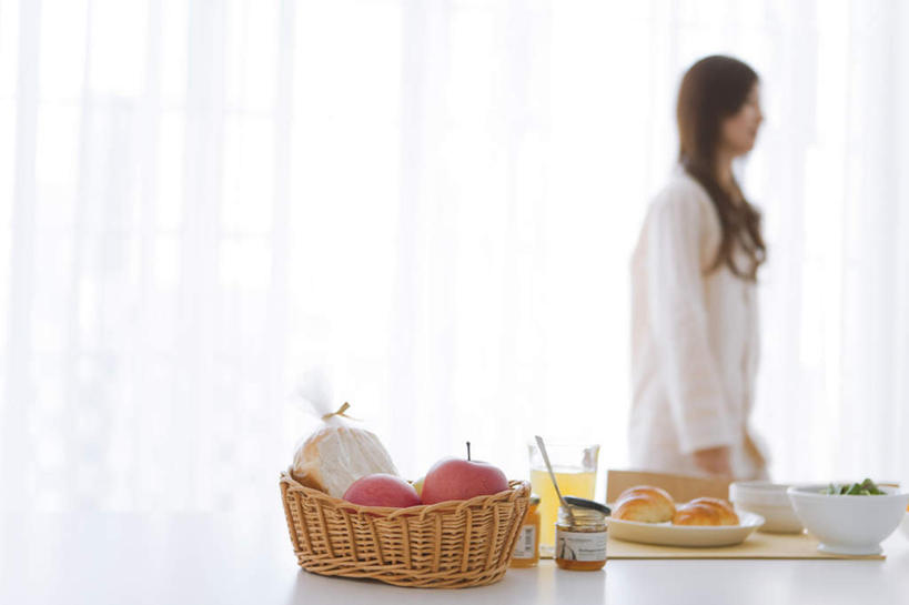 点心,面包,牛奶,东方人,头发,一个人,客厅,站,捧,笑,摸,微笑,露齿笑,横图,室内,白天,侧面,餐桌,窗户,窗帘,地板,落地窗,桌子,苹果,猕猴桃,蔬菜,西红柿,餐具,椅子,亚洲,仅一个年轻女性,仅一个女性,仅一个人,抚摸,握,阴影,服装,新鲜,光线,碟子,盘,影子,木椅,生菜,莴苣,食品,面点,地面,饮品,营养,拿,拿着,注视,休闲装,黄种人,酸奶,木地板,玻璃窗,食物,糕点,饮料,两个,衣服,白色,黑色,阳光,盘子,碟,低头,观察,看,站着,休闲,休闲服,握着,服饰,有机食品,绿色食品,餐台,观看,察看,乳制品,起居室,奶,关注,发酵,春菜,鹅仔菜,莴仔菜,千金菜,叶用莴苣,优格,优酪乳,年轻女性,女人,女性,亚洲人,长发,奇异果,猕猴梨,樱桃番茄,圣女果,番茄,触摸,端,端着,接触,捧着,手捧,站立,半身,彩图