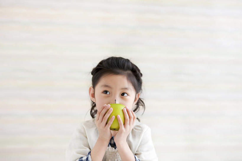 东方人,儿童,头发,一个人,站,捧,笑,摸,吃,微笑,露齿笑,横图,室内,白天,正面,纯洁,苹果,水果,亚洲,仅一个女性,仅一个人,抚摸,握,咬,灰色背景,服装,新鲜,墙,生食,食品,果实,拿,拿着,注视,休闲装,黄种人,墙壁,墙面,食物,一个,小孩,衣服,绿色,黑色,灰色,观察,看,站着,仅一个小孩,休闲,球体,休闲服,可爱,童年,童趣,握着,摄影,服饰,有机食品,绿色食品,影棚,单个,观看,咬着,察看,关注,童真,烂漫,无邪,天真,女孩,女人,女性,亚洲人,孩子,长发,触摸,端,端着,接触,嚼,捧着,食,手捧,站立,半身,彩图,影棚拍摄,拍摄,女生