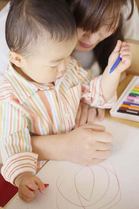 东方人,婴儿,儿童,头发,两个人,家庭,母亲,儿子,坐,笑,摸,微笑,露齿笑,竖图,俯视,室内,白天,纯洁,桌子,亚洲,一排,一张,许多,抚摸,握,阴影,服装,整齐,光线,笔,影子,纸,办公用品,拿,拿着,依偎,注视,休闲装,黄种人,书桌,水笔,文具,排列,小孩,衣服,白色,黑色,灰色,阳光,课桌,学习用品,低头,观察,看,靠,靠着,倚靠,张嘴,休闲,温暖,温馨,母子,一家人,休闲服,可爱,母爱,童年,童趣,握着,服饰,观看,文具用品,和睦,察看,倚着,队列,关注,宝宝,张大嘴巴,童真,烂漫,无邪,依附,依赖,投靠,天真,男孩,年轻女性,女人,女性,亚洲人,孩子,年轻人,长发,张开嘴,触摸,画画,接触,坐着,半身,彩图,高角度拍摄,融洽,男生