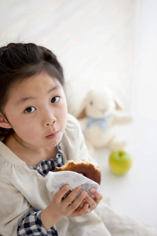 东方人,儿童,头发,一个人,坐,捧,笑,摸,吃,微笑,露齿笑,竖图,俯视,室内,白天,烹饪,西餐,纯洁,餐桌,桌子,哺乳动物,苹果,水果,亚洲,仅一个女性,仅一个人,抚摸,握,阴影,新鲜,光线,兔子,瓷砖,地砖,影子,墙,生食,汉堡,料理,食品,果实,地面,拿,拿着,注视,黄种人,菜肴,美食,墙壁,墙面,食物,一个,小孩,绿色,黑色,阳光,动物,快餐,观察,看,仅一个小孩,可爱,童年,童趣,西式,握着,毛绒玩具,佳肴,有机食品,绿色食品,单个,餐台,观看,兔,察看,关注,童真,西式快餐,垃圾食品,烂漫,无邪,天真,女孩,女人,女性,亚洲人,孩子,长发,触摸,端,端着,接触,嚼,捧着,食,手捧,抬头,仰头,坐着,半身,彩图,高角度拍摄,女生