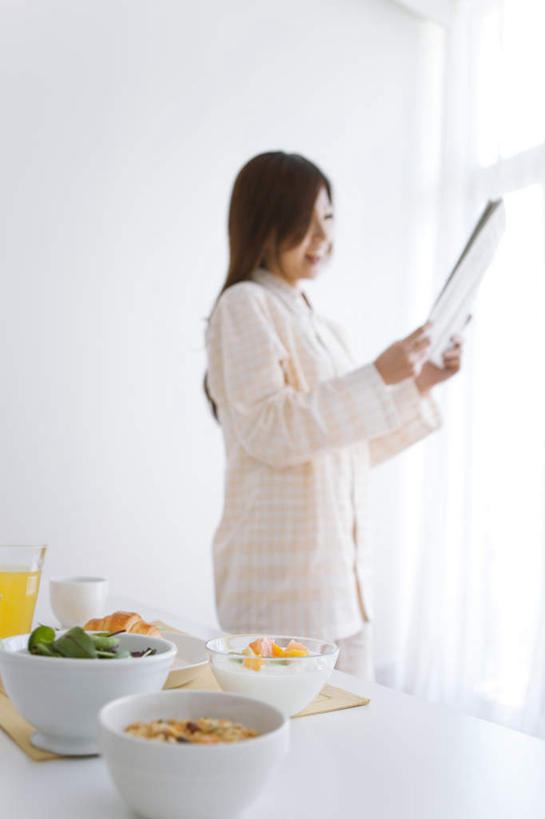 点心,面包,牛奶,东方人,头发,一个人,客厅,站,捧,笑,摸,微笑,露齿笑,竖图,室内,白天,侧面,餐桌,窗户,窗帘,地板,落地窗,桌子,蔬菜,西红柿,餐具,书籍,椅子,亚洲,仅一个年轻女性,仅一个女性,仅一个人,一本,抚摸,握,阴影,服装,新鲜,光线,碟子,盘,影子,木椅,生菜,莴苣,食品,面点,地面,饮品,营养,拿,拿着,注视,休闲装,黄种人,酸奶,木地板,玻璃窗,食物,糕点,饮料,两个,衣服,白色,黑色,阳光,盘子,碟,低头,观察,看,站着,休闲,休闲服,握着,服饰,有机食品,绿色食品,餐台,观看,察看,乳制品,起居室,奶,关注,发酵,春菜,鹅仔菜,莴仔菜,千金菜,叶用莴苣,优格,优酪乳,年轻女性,女人,女性,亚洲人,长发,书,图书,樱桃番茄,圣女果,番茄,触摸,端,端着,接触,捧着,手捧,站立,半身,彩图