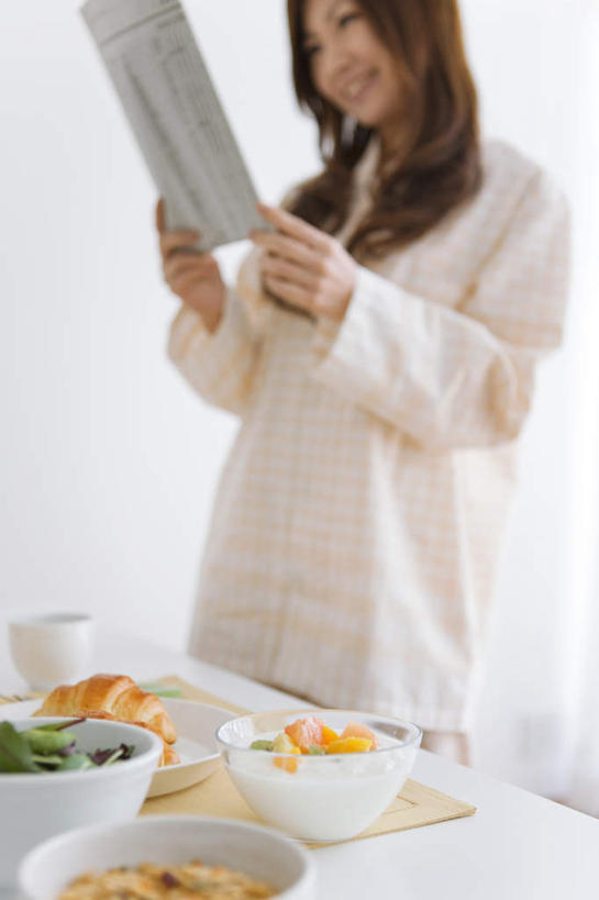 点心,面包,牛奶,东方人,头发,一个人,客厅,站,捧,笑,摸,微笑,露齿笑,竖图,室内,白天,正面,餐桌,窗户,窗帘,地板,落地窗,桌子,蔬菜,西红柿,餐具,书籍,椅子,亚洲,仅一个年轻女性,仅一个女性,仅一个人,一本,抚摸,握,阴影,服装,新鲜,光线,碟子,盘,影子,木椅,生菜,莴苣,食品,面点,地面,饮品,营养,拿,拿着,注视,休闲装,黄种人,酸奶,木地板,玻璃窗,食物,糕点,饮料,两个,衣服,白色,黑色,阳光,盘子,碟,低头,观察,看,站着,休闲,休闲服,握着,服饰,有机食品,绿色食品,餐台,观看,察看,乳制品,起居室,奶,关注,发酵,春菜,鹅仔菜,莴仔菜,千金菜,叶用莴苣,优格,优酪乳,年轻女性,女人,女性,亚洲人,长发,书,图书,樱桃番茄,圣女果,番茄,触摸,端,端着,接触,捧着,手捧,站立,半身,彩图