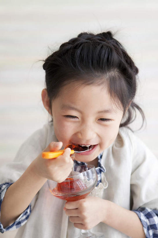 东方人,儿童,头发,一个人,站,捧,笑,吃,微笑,露齿笑,竖图,俯视,室内,白天,纯洁,亚洲,仅一个女性,仅一个人,握,服装,勺子,墙,冰激凌,清凉,拿,拿着,注视,休闲装,黄种人,墙壁,墙面,一个,小孩,衣服,黄色,黑色,灰色,调羹,汤匙,冷饮,观察,看,站着,张嘴,仅一个小孩,休闲,舒服,休闲服,冰淇淋,可爱,童年,童趣,握着,服饰,单个,观看,解暑,察看,关注,解渴,雪糕,张大嘴巴,童真,烂漫,无邪,舒爽,冰糕,消暑,天真,女孩,女人,女性,亚洲人,孩子,长发,张开嘴,端,端着,嚼,捧着,食,手捧,站立,半身,彩图,高角度拍摄,女生