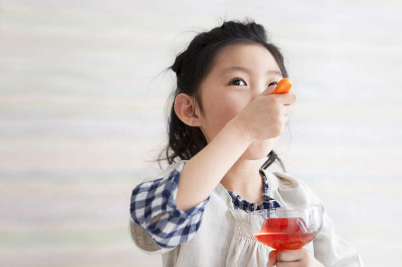 东方人,儿童,头发,一个人,站,举,笑,摸,吃,微笑,露齿笑,横图,室内,白天,正面,纯洁,亚洲,仅一个女性,仅一个人,抚摸,握,灰色背景,服装,勺子,冰激凌,清凉,拿,拿着,注视,休闲装,黄种人,一个,小孩,衣服,黄色,红色,黑色,灰色,调羹,汤匙,冷饮,观察,看,托,站着,仅一个小孩,休闲,舒服,休闲服,冰淇淋,可爱,童年,童趣,握着,摄影,服饰,影棚,单个,观看,解暑,察看,关注,解渴,雪糕,童真,烂漫,无邪,舒爽,冰糕,消暑,天真,女孩,女人,女性,亚洲人,孩子,长发,触摸,接触,举起,举手,举着,嚼,食,向上举,向上伸,向上托,站立,半身,彩图,影棚拍摄,拍摄,女生