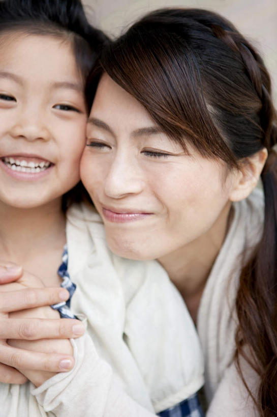 东方人,儿童,脸,头,脸颊,头发,两个人,家庭,母亲,女儿,坐,闭眼,握手,抱,笑,摸,微笑,露齿笑,竖图,室内,白天,正面,纯洁,亚洲,抚摸,服装,墙,注视,休闲装,黄种人,墙壁,墙面,小孩,衣服,白色,黑色,观察,看,休闲,温暖,温馨,母女,一家人,休闲服,可爱,母爱,童年,童趣,服饰,抱着,观看,和睦,察看,搂着,关注,童真,烂漫,无邪,天真,年轻女性,女孩,女人,女性,亚洲人,孩子,年轻人,头部,长发,脸部,脸蛋,面部,闭眼睛,闭着眼,闭着眼睛,触摸,怀抱,接触,拉手,搂,搂抱,手拉手,手握手,相抱,拥抱,坐着,半身,彩图,融洽,女生