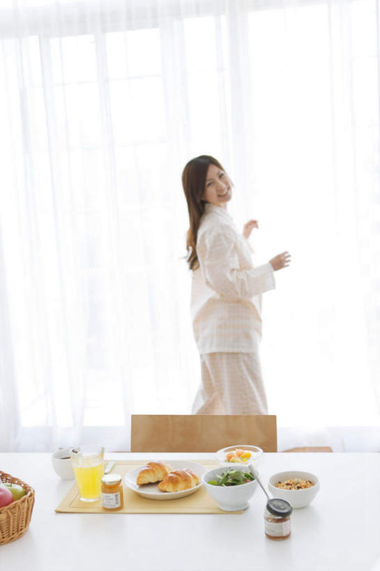 点心,面包,牛奶,东方人,头发,一个人,客厅,站,举,捧,笑,摸,微笑,露齿笑,竖图,室内,白天,侧面,餐桌,窗户,窗帘,地板,落地窗,桌子,蔬菜,西红柿,餐具,椅子,亚洲,仅一个年轻女性,仅一个女性,仅一个人,擦,抚摸,握,阴影,服装,新鲜,光线,碟子,盘,影子,木椅,生菜,莴苣,食品,面点,地面,饮品,营养,拿,拿着,扭头,注视,休闲装,黄种人,酸奶,木地板,玻璃窗,食物,糕点,饮料,两个,衣服,白色,黑色,阳光,盘子,碟,观察,看,托,站着,转头,休闲,休闲服,擦拭,握着,服饰,有机食品,绿色食品,餐台,观看,察看,乳制品,起居室,奶,关注,发酵,春菜,鹅仔菜,莴仔菜,千金菜,叶用莴苣,优格,优酪乳,年轻女性,女人,女性,亚洲人,长发,樱桃番茄,圣女果,番茄,触摸,端,端着,接触,举起,举手,举着,捧着,手捧,向上举,向上伸,向上托,站立,半身,彩图